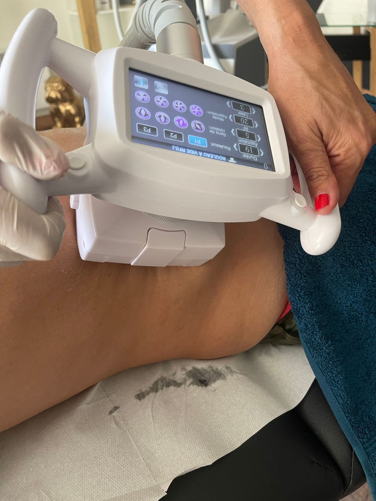 Photo montrant l'applicateur body shape palper rouler de Médic M Essentiel en action lors d'une séance abdomen 